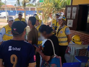 Ronda no Bairro atende estrangeiros em situação de vulnerabilidade na Praia do Francês