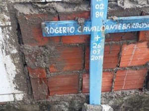 Mulher viola túmulo de idosa que morreu de Covid-19 em Maribondo