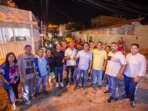 Prefeito de Maceió, JHC, visita obra de pavimentação no bairro Cruz das Almas