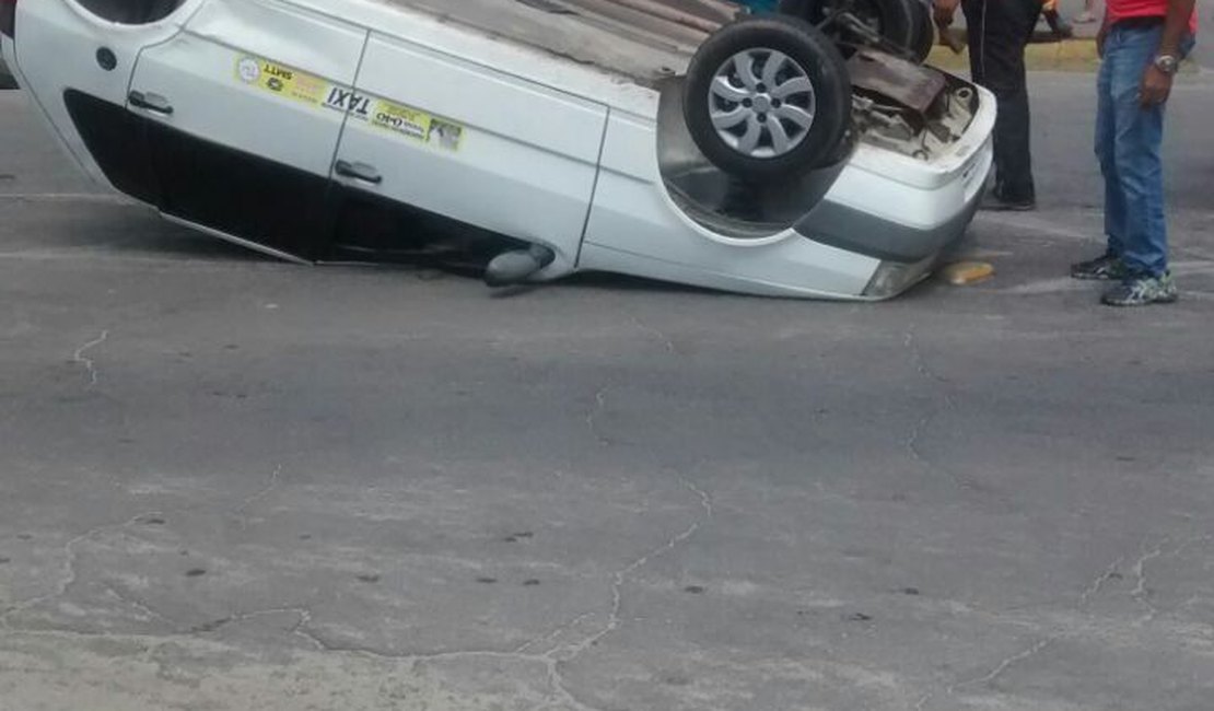 Taxista desrespeita sinalização e causa colisão no bairro do Poço