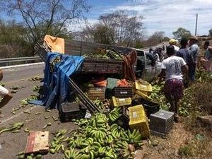 Caminhonete carregada de frutas tomba e carga é saqueada no Sertão