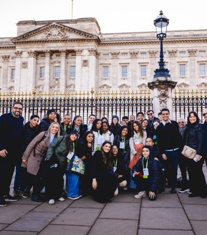 JHC e Marina Candia acompanham estudantes em visita ao Palácio de Buckingham, em Londres