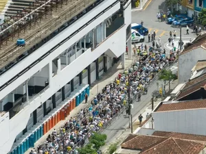 Fãs encaram calor de quase 30ºC e fila de uma hora para velório de Pelé