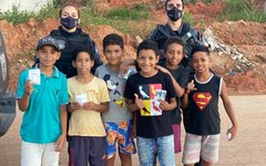 Policiais doam chocolates para crianças em Alagoas