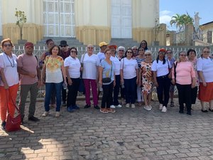 Turma de idosos pernambucanos turistam em Palmeiras dos Índios