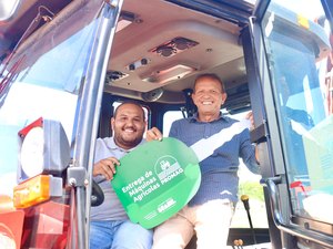 Prefeito comemora chegada de nova retroescavadeira para Matriz de Camaragibe