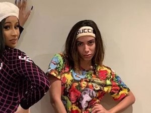 Anitta convida Cardi B para o desfile de carnaval do Rio de Janeiro
