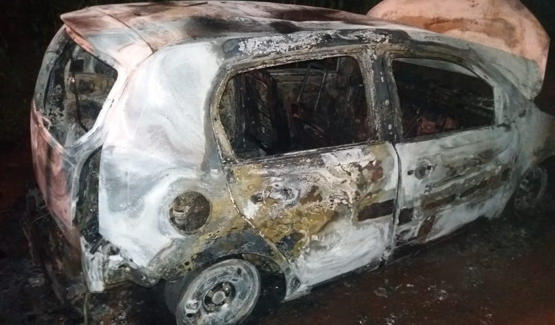 Carro de suplente de vereador é encontrado em chamas no Agreste