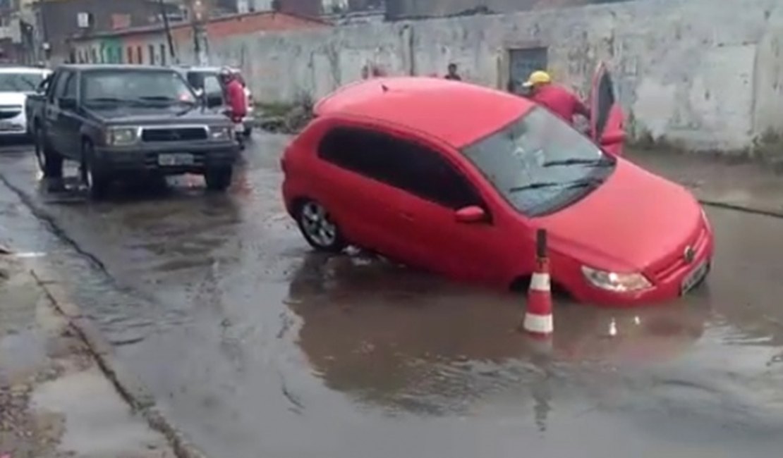 [Vídeo] Motorista cai com o carro em buraco aberto por obra da prefeitura