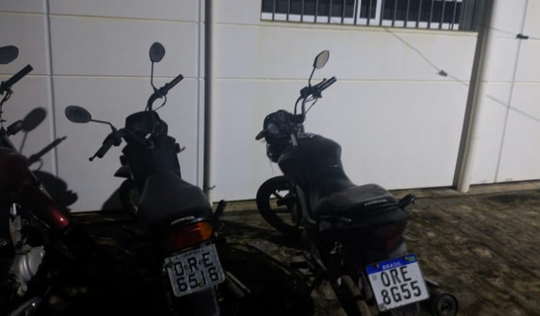 Polícia flagra suspeitos empurrando moto roubada no Agreste