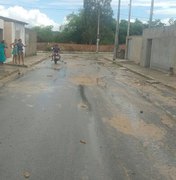 [Vídeo] Moradores de residencial denunciam esgoto a céu aberto