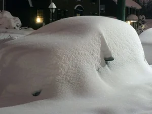 Homem passa dois meses em carro debaixo da neve, fuma cigarros e sobrevive