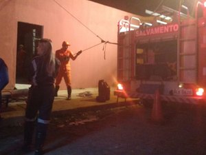 Homem passa mal em cima de telhado e é socorrido por Corpo de Bombeiros 