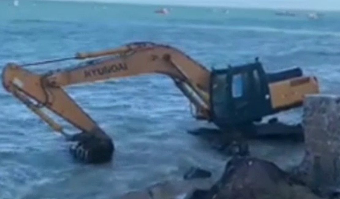 [Vídeo] Retroescavadeira quebra e acaba engolida por mar na Praia da Jatiúca