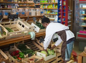 Falta mão de obra: supermercados 'caçam' trabalhadores em 8 funções-chave