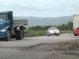 [Vídeo] Buracos aumentam risco de acidentes e provocam prejuízos na AL-110 em Taquarana
