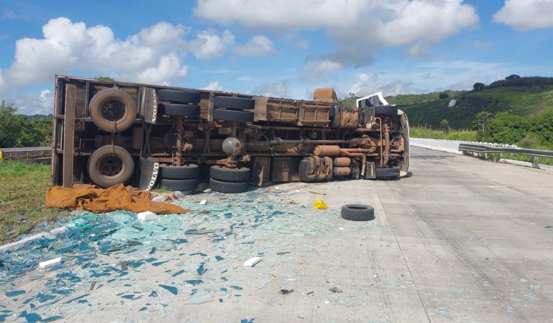 Caminhão carregado de vidros tomba na BR-101 em Pilar (AL) e deixa um ferido