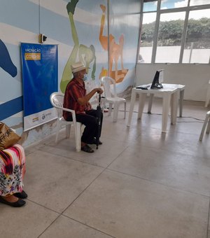 Casal com mais de 90 anos comemora vacinação em Arapiraca