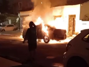 Carro pega fogo na Ponta Grossa após motorista estacionar veículo sobre brasas de fogueira