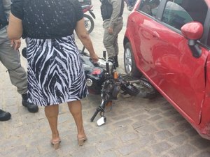 Assaltantes roubam motos, colidem contra carro e conseguem fugir