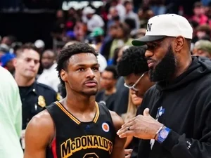 Filho de LeBron, Bronny James sofre parada cardíaca em quadra