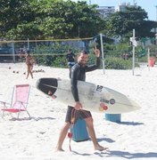 Cauã Reymond surfa na praia da Barra da Tijuca, no Rio