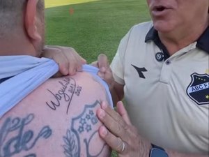 Torcedor do ABC tatua autógrafo do técnico Waguinho Dias após acesso