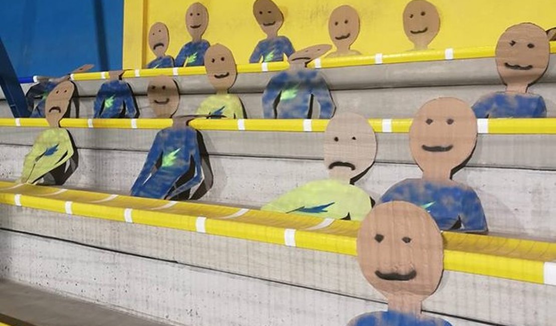 Falta de torcedores faz clube colocar bonecos de papel nas arquibancadas