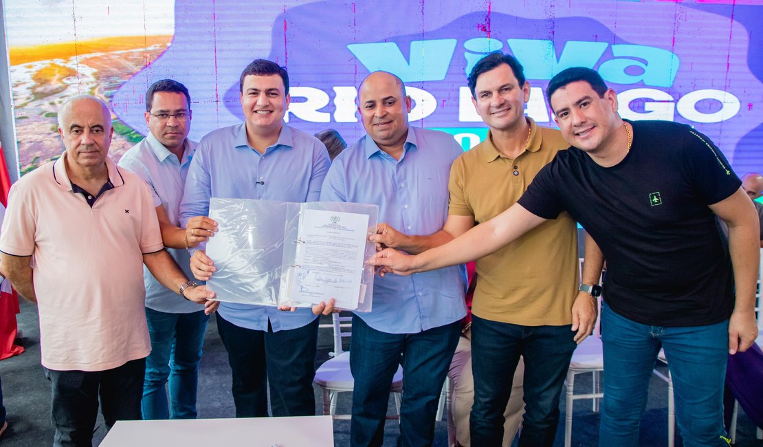 Prefeito Carlos entrega Central Farmacêutica e anuncia obras pelos 110 anos de Rio Largo