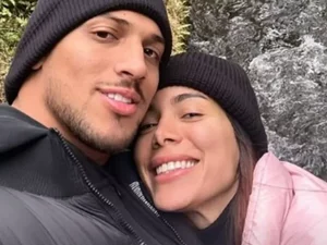 Anitta posa com ex-jogador do Flamengo em rancho