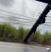 Carro perde o controle da direção e derruba poste no município de São Luís do Quitunde
