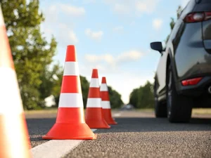 Autoescola é condenada a devolver dinheiro e pagar indenização após lesar 55 alunos em Maceió