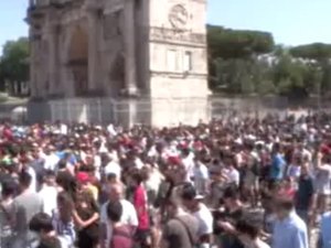 Centenas de pessoas lotam Coliseu em Roma para 'caçar' pokémons