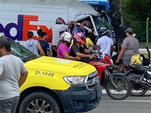 [Vídeo] Motorista de van fica ferido após colidir contra árvores na Av. Fernandes Lima