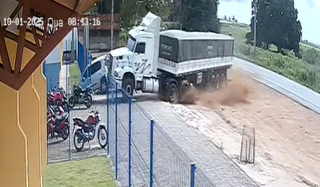 Imagens mostram momento em que carreta desgovernada invade escola em São Sebastião
