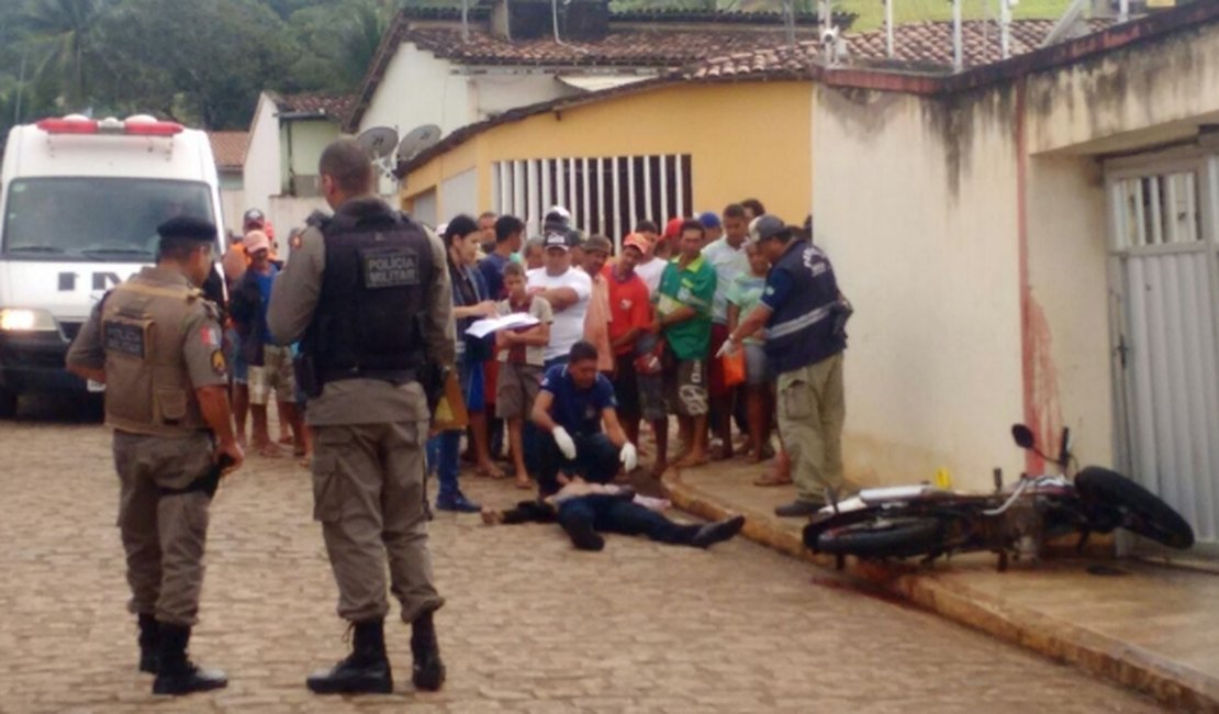 Vídeo: jovem perde controle de motocicleta colide contra muro e morre