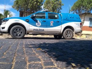 Professora saca a arma e prende homem após ter partes íntimas tocadas enquanto dormia