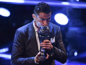 Português Cristiano Ronaldo ganha pela quinta vez o prêmio de melhor do mundo