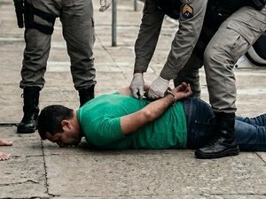 Homem espanca mulher e é preso após se esconder na casa da mãe em Maceió