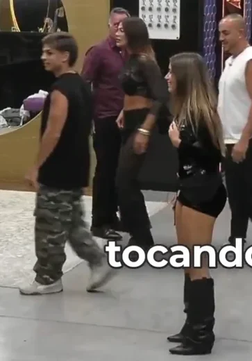 Brother atende Big Fone nu após sair do banheiro: “Cagando e andando”