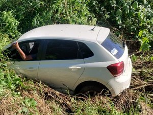 [Vídeo] Após cochilo ao volante, motorista invade terreno e fica preso em nascente próximo ao Bosque das Arapiracas