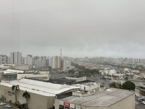 Semana começa com céu encoberto com chuvas em Maceió