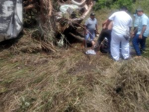 Caminhão de usina capota e motorista fica preso às ferragens