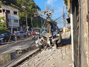 Caminhonete colide contra poste e transformador cai sobre o veículo na Av. Leste-Oeste, em Maceió