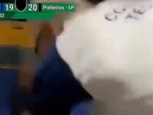Diretor arremessa cadeira contra torcedores após jogo infantil de Handebol em Maceió