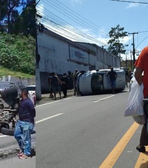 [Vídeo] Carro fica virado após acidente na Avenida Afrânio Lages, em Maceió