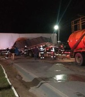 Colisão entre carreta e caminhão deixa duas vítimas fatais na BR-101, em São Miguel dos Campos