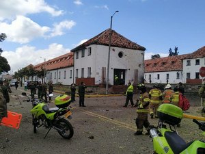 Explosão de carro em escola da polícia deixa mortos na Colômbia