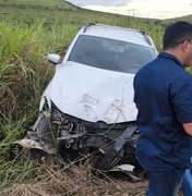 Carro sai da pista após curva na AL-105 e causa acidente em Porto Calvo