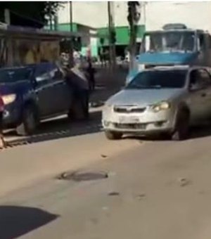 Caminhão tem falha mecânica e prejudica trânsito no Centro de Palmeira dos Índios